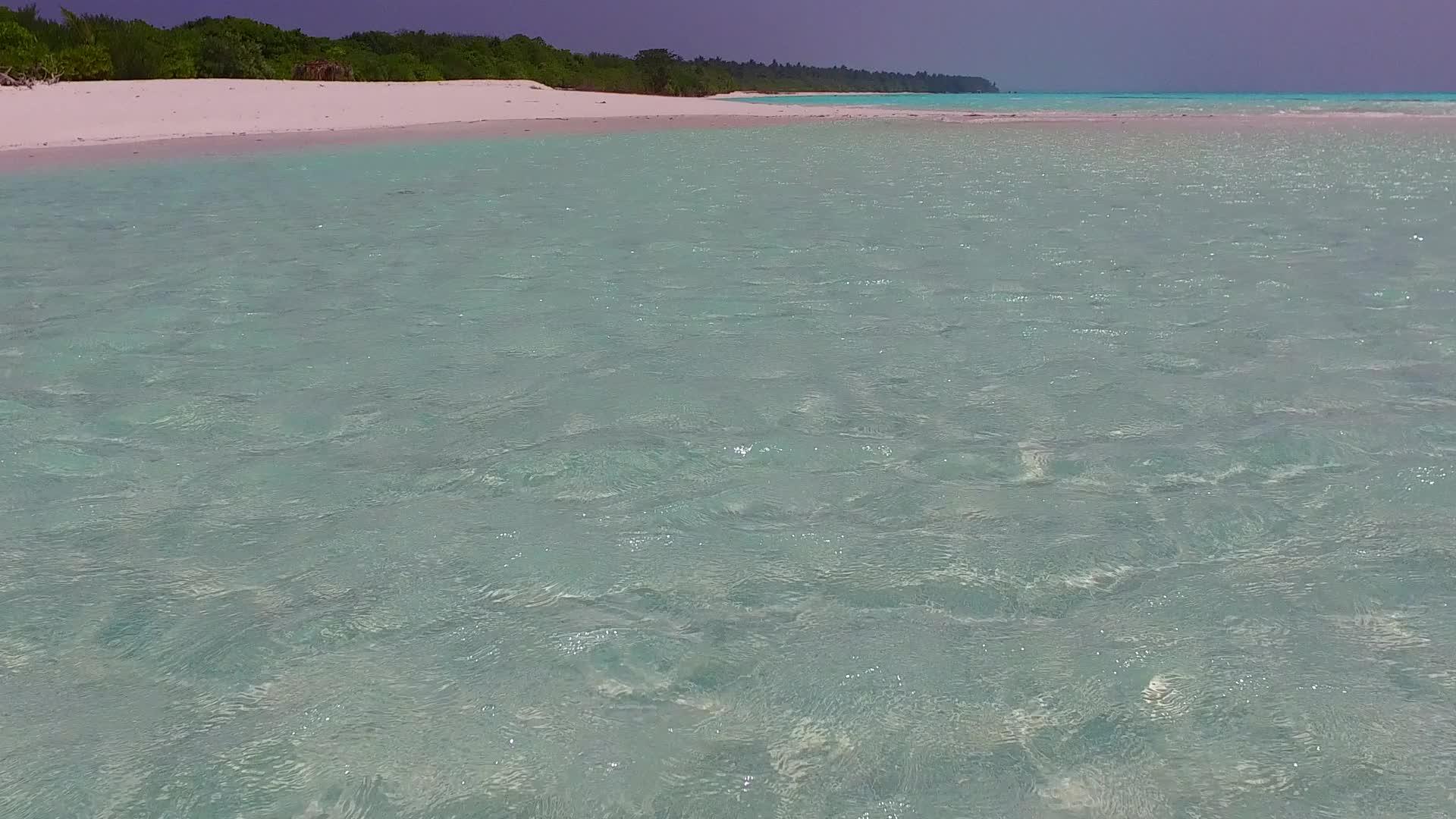 在度假胜地附近沿海海岸使用清水和白沙背景的白水视频的预览图