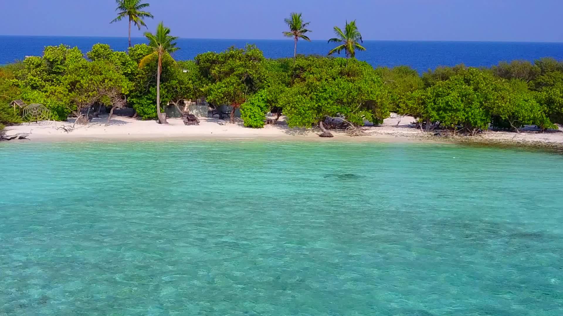 宁静的岛屿海滩以蓝海和白沙为背景在海浪附近断开视频的预览图