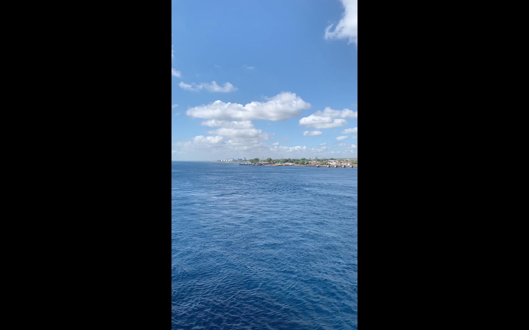 蓝天下大海竖屏4k视频视频的预览图