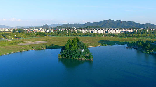 航拍夏日杭州湘湖旅游景区风景一角视频的预览图