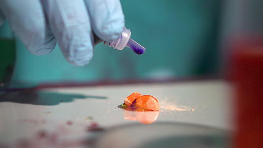 在非法实验室使用橙色药丸的管式漏水器将消失的毒药洒在管式漏水器上视频的预览图