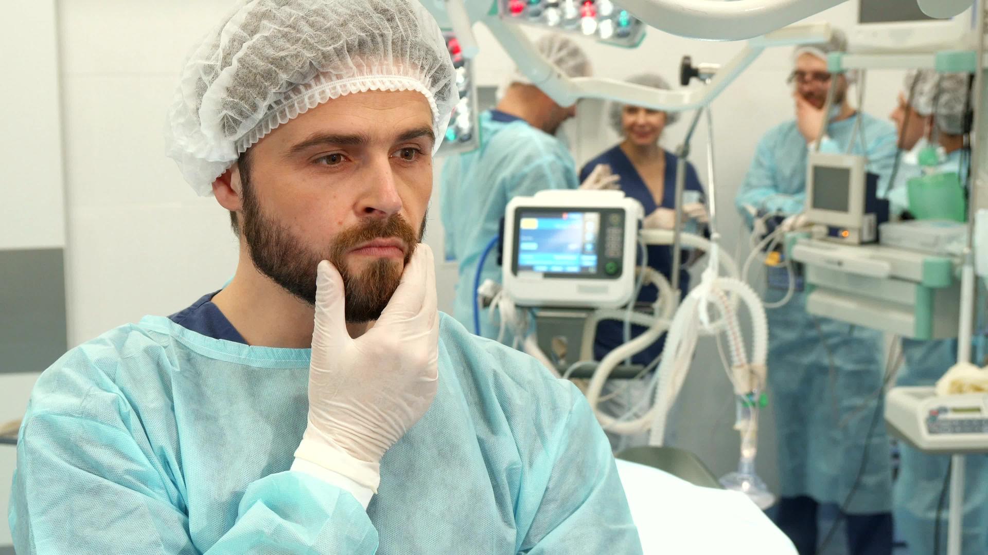 外科外科医生摸了他的胡子视频的预览图