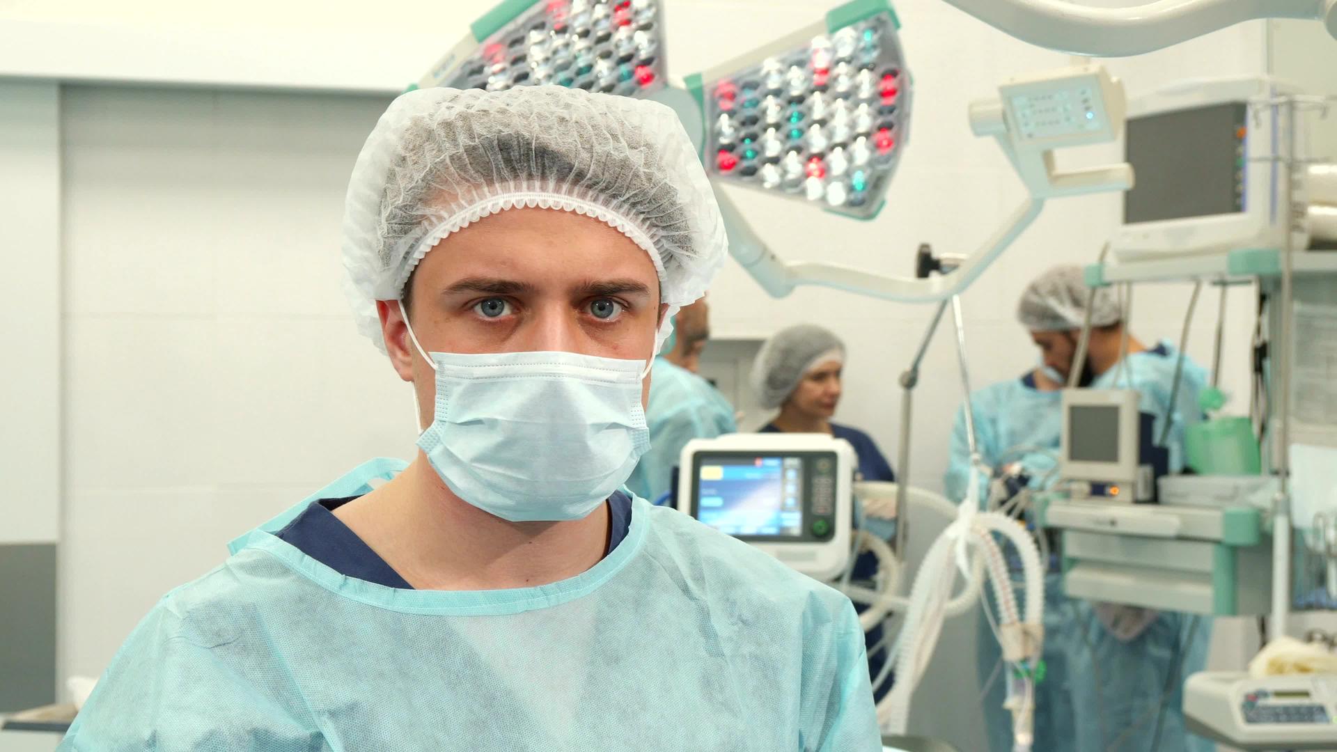 外科医生在手术室摆姿势视频的预览图