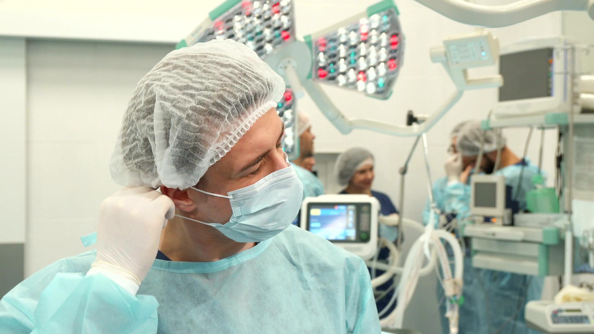 外科医生完成外科手术视频的预览图