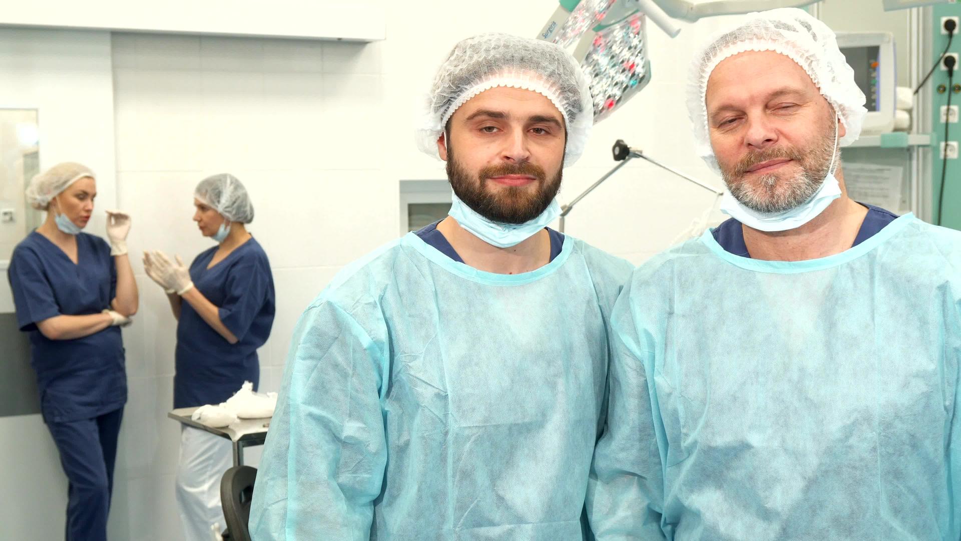 两名外科医生在手术室摆姿势视频的预览图