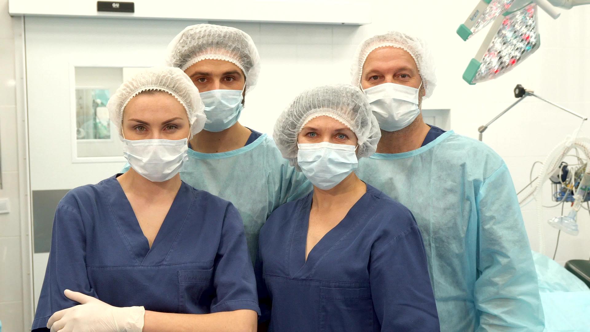 两名外科医生和两名护士在手术室摆姿势视频的预览图
