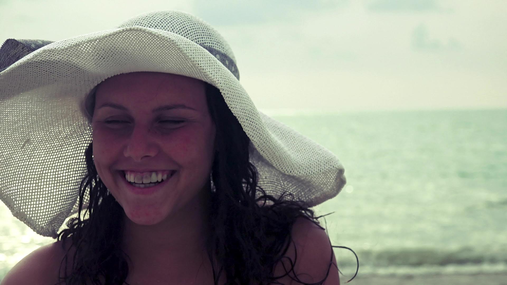 一个害羞的女模特在海滩上微笑微笑着k片段视频的预览图