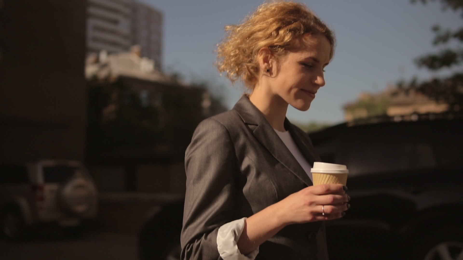 喝咖啡的迷人女性视频的预览图