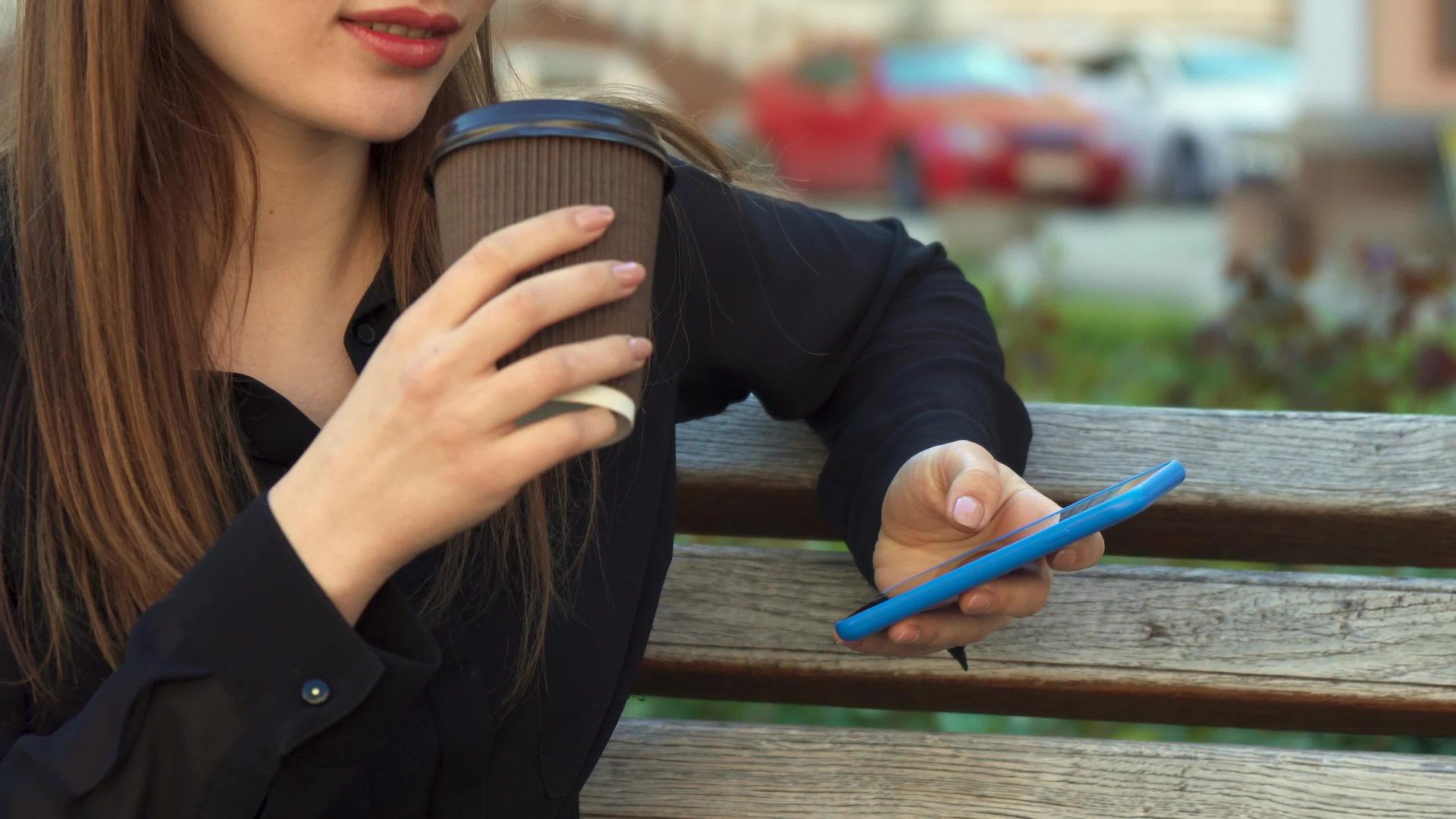 女人在长凳上喝咖啡视频的预览图