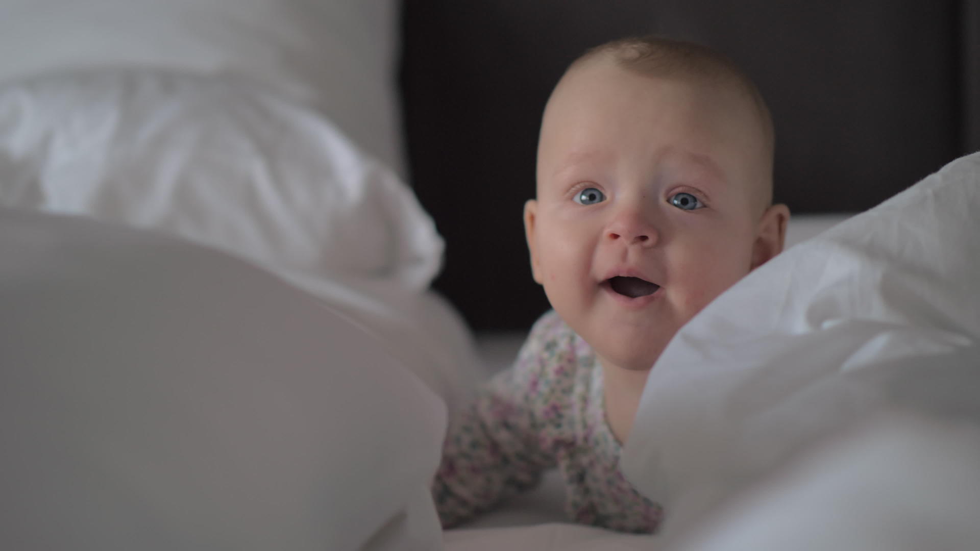 一个可爱的女婴单的可爱女婴视频的预览图