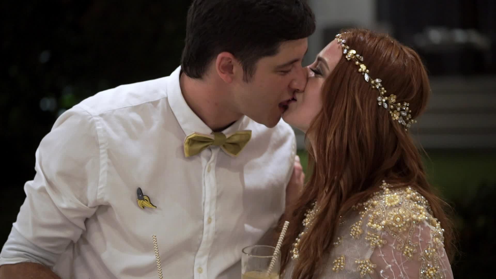一个年轻女孩和一个男人在派对上接吻视频的预览图