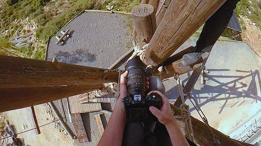 极端专业摄影师在极端条件下爬塔拍摄时的视角视频的预览图