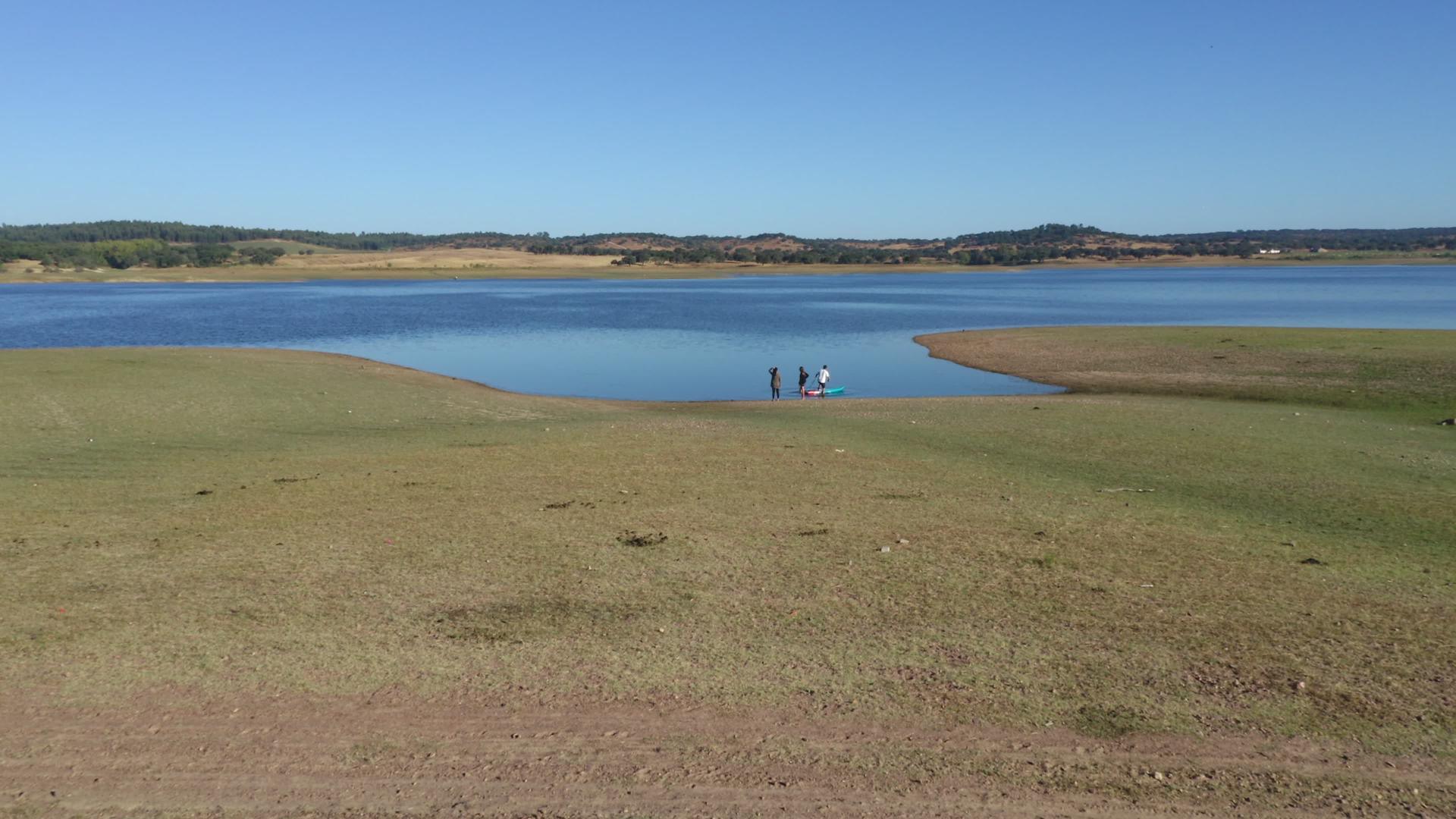 在Portugal的Alentejo大坝湖水库视频的预览图
