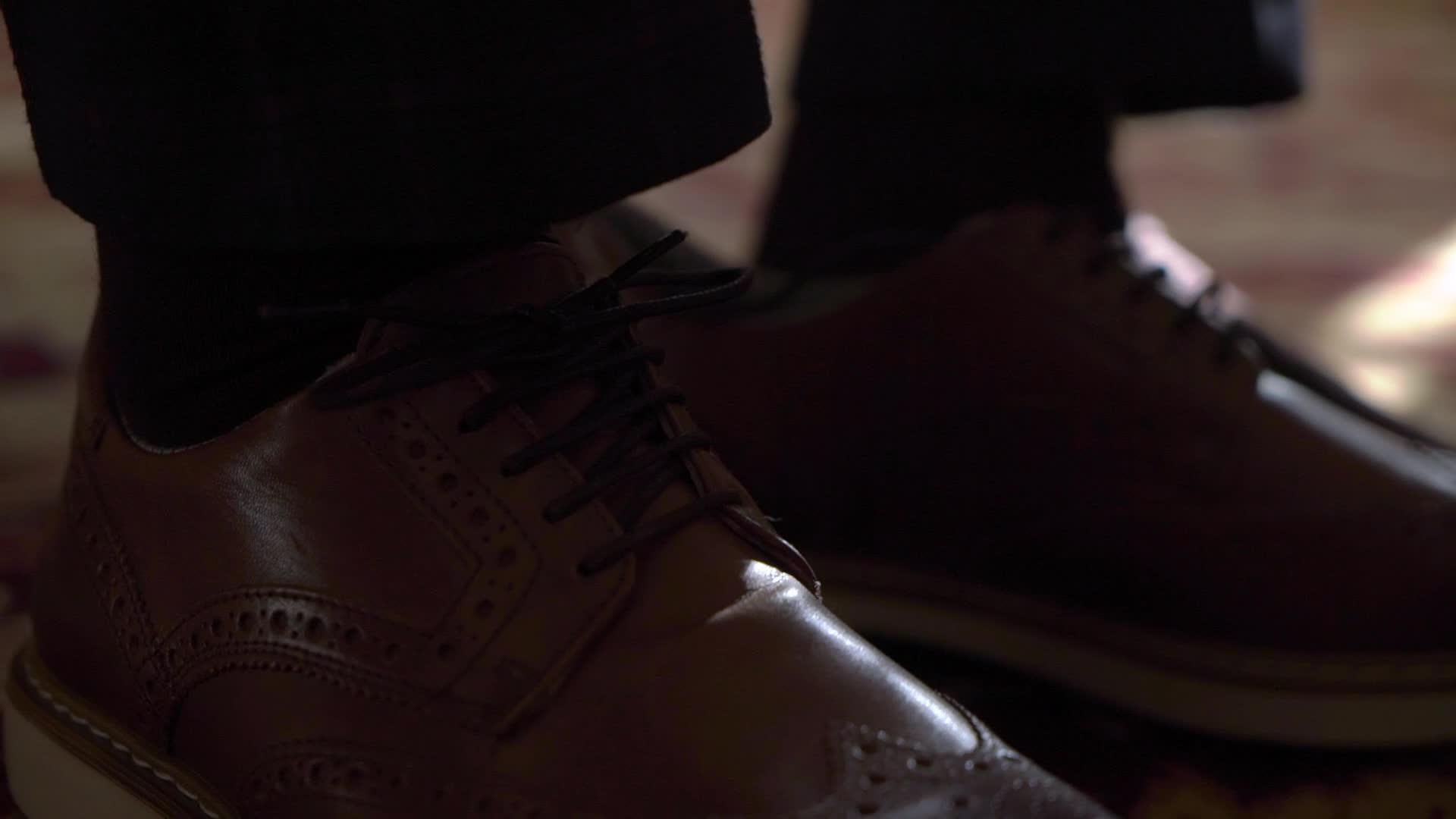 男人穿鞋系鞋带视频的预览图