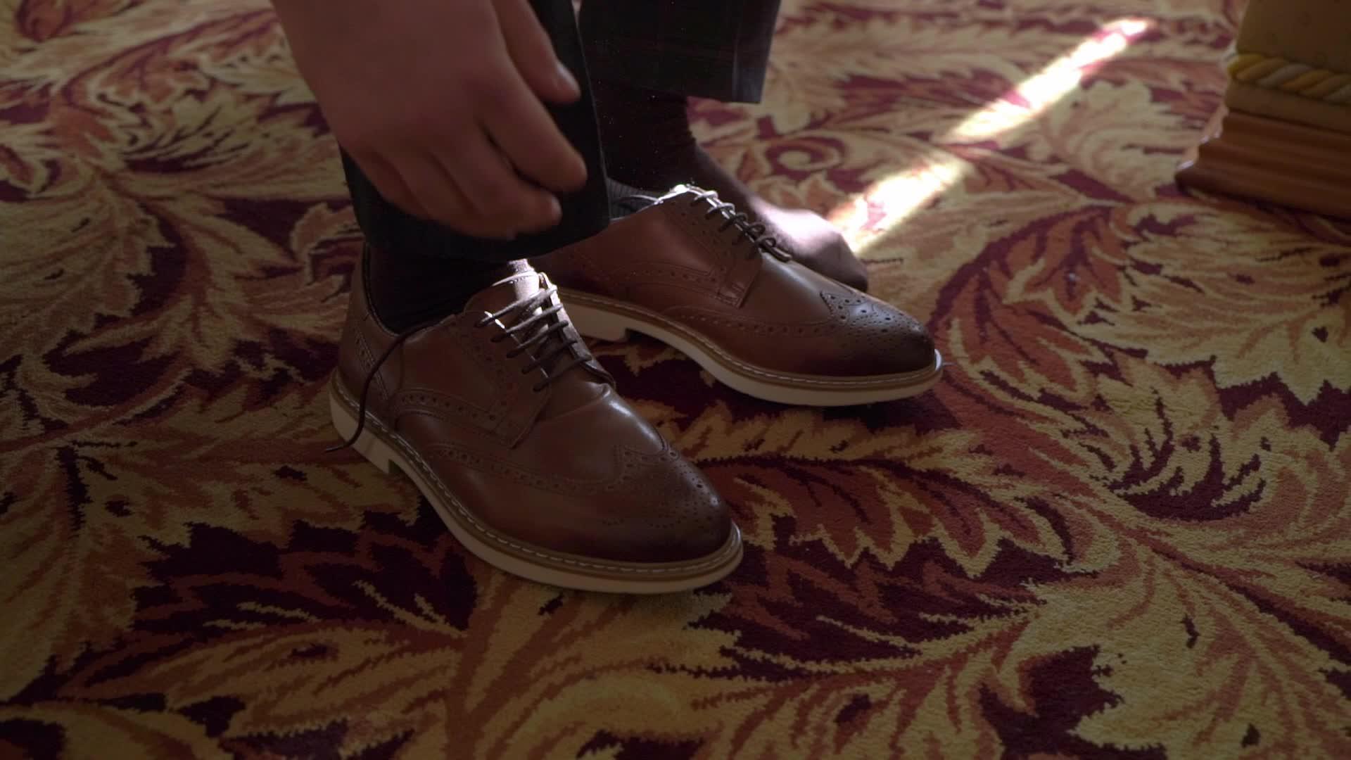 男人穿鞋系鞋带视频的预览图