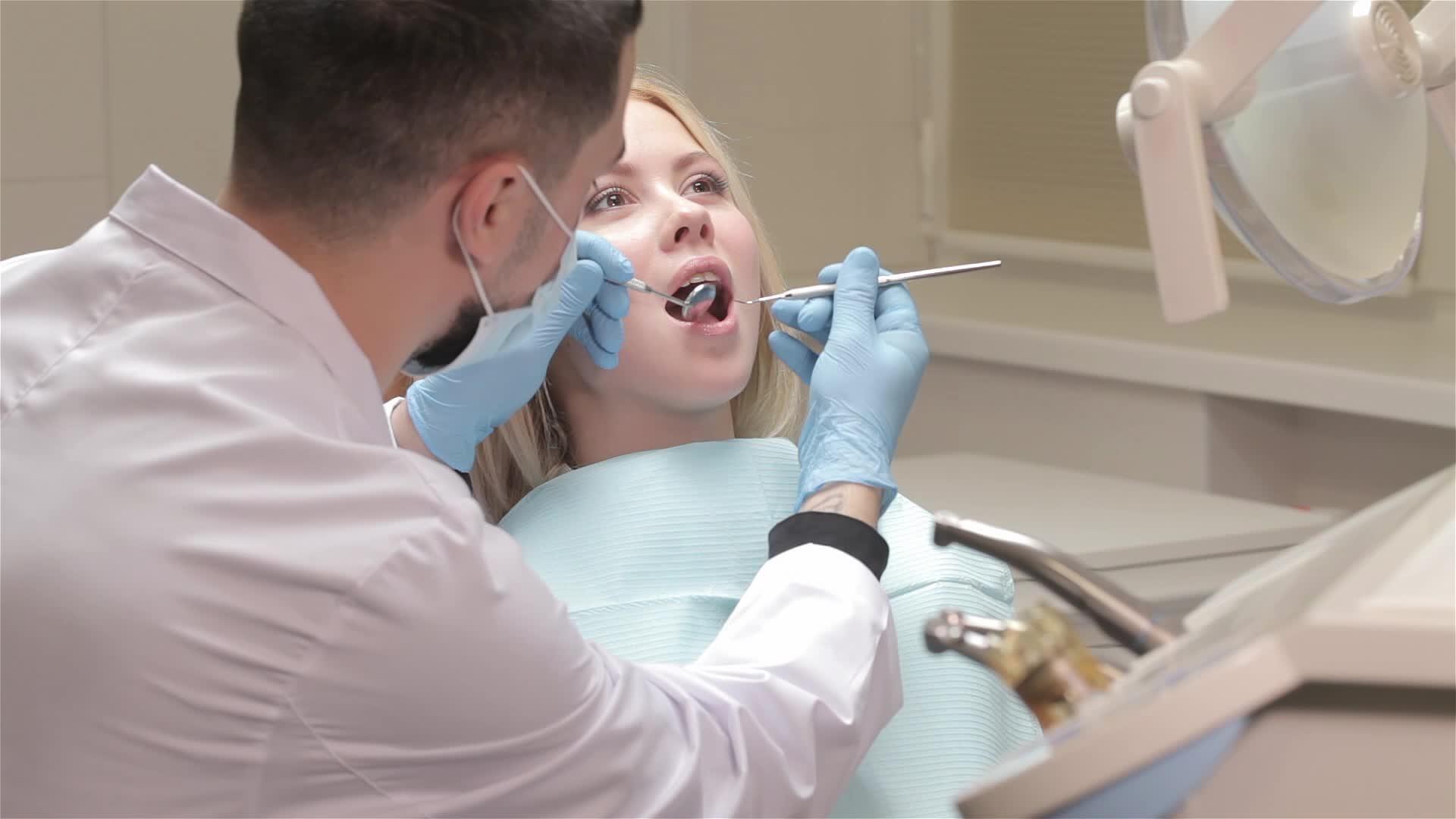 牙医检查女孩牙齿视频的预览图