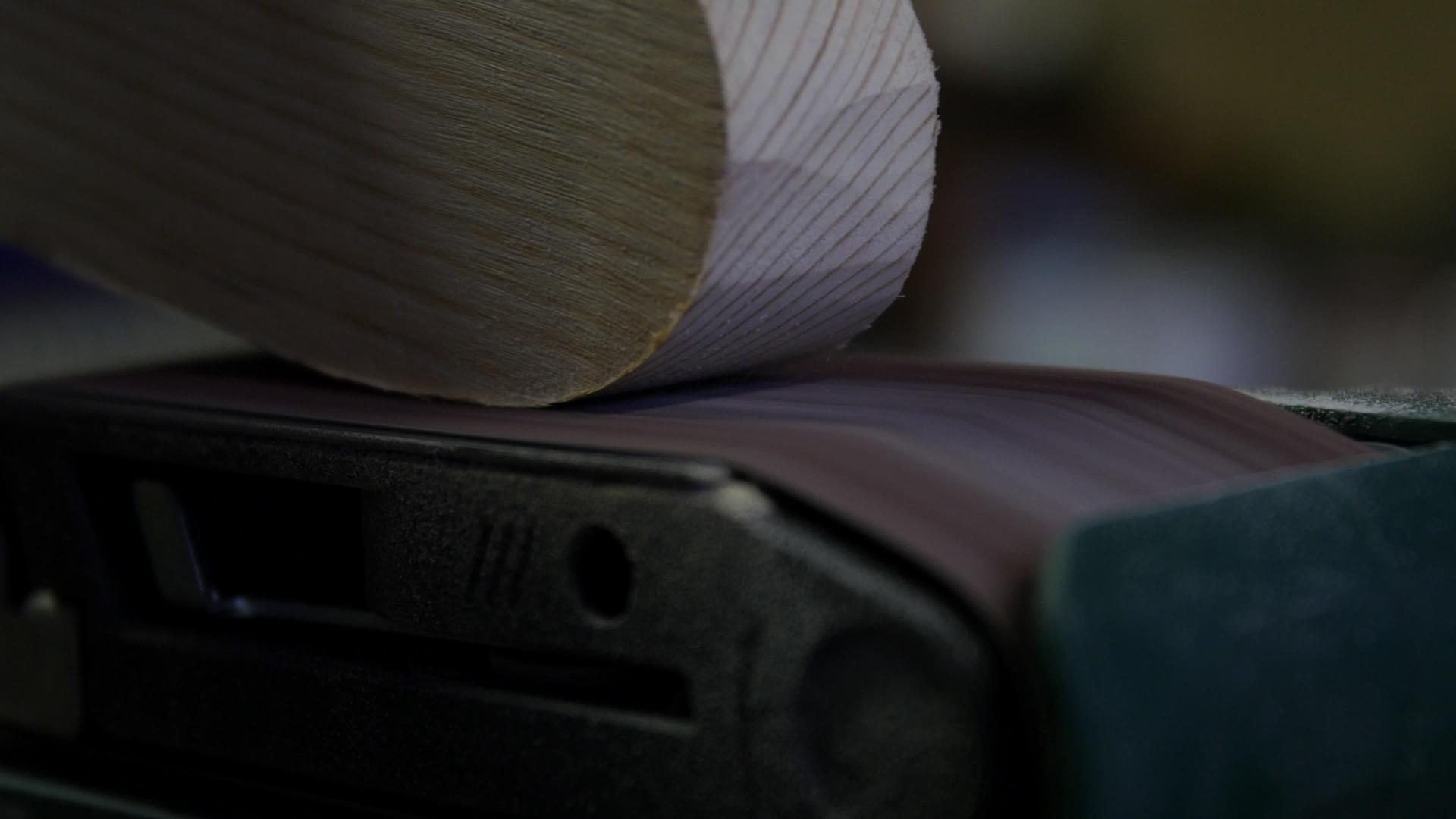 男人操作自动砂光机木匠工匠从零开始制作豪华家具木片视频的预览图