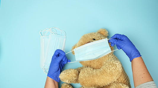 蓝色粉色背景中的大泰迪熊熊是预防呼吸道疾病的概念视频的预览图