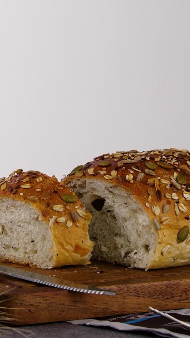 面包杂粮面包早餐切面包视频的预览图