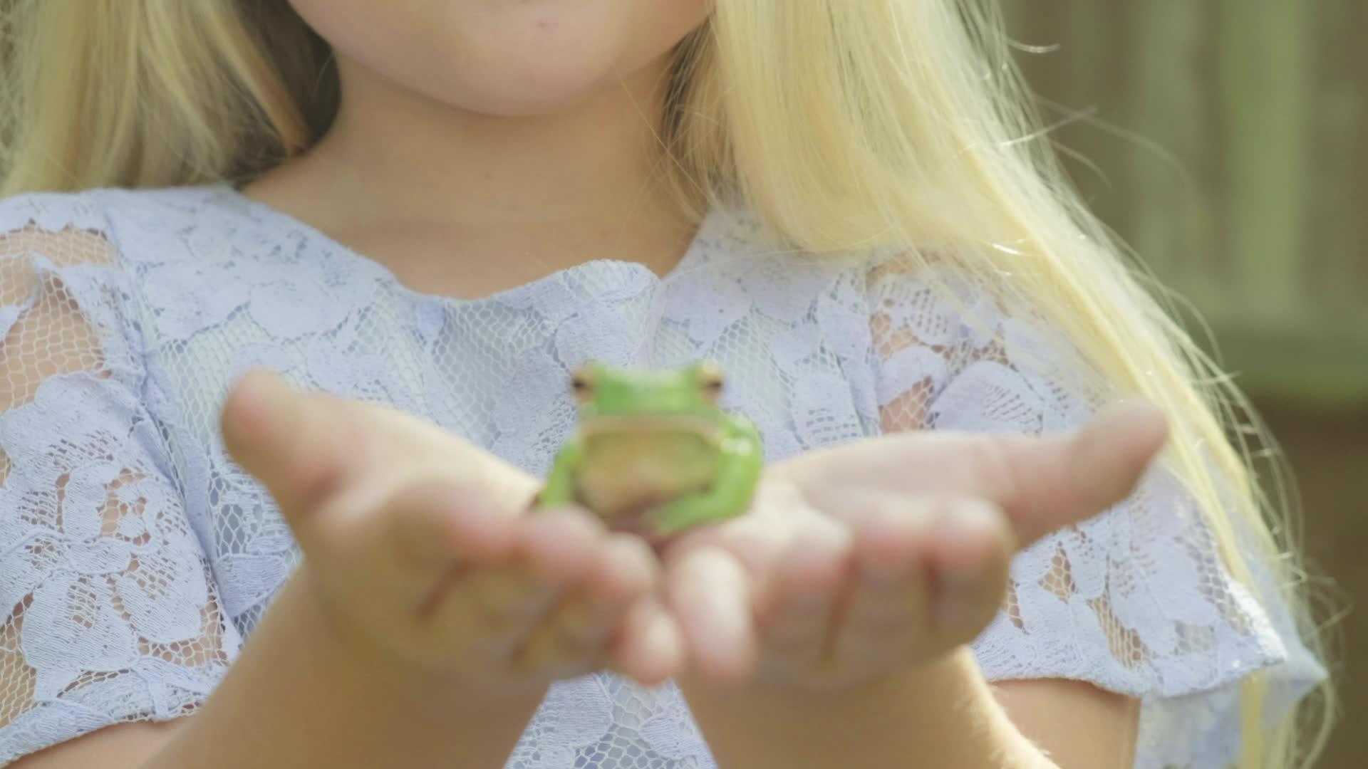十几岁的前天主教女孩带着青蛙视频的预览图