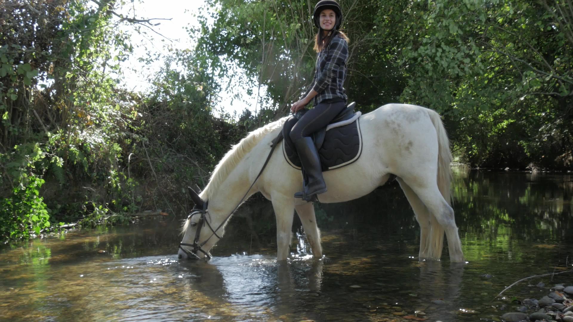 河水饮用水年轻女青年骑马视频的预览图