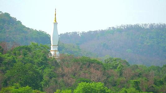 山上的金白塔夏天在山上Thamprathun寺庙视频的预览图