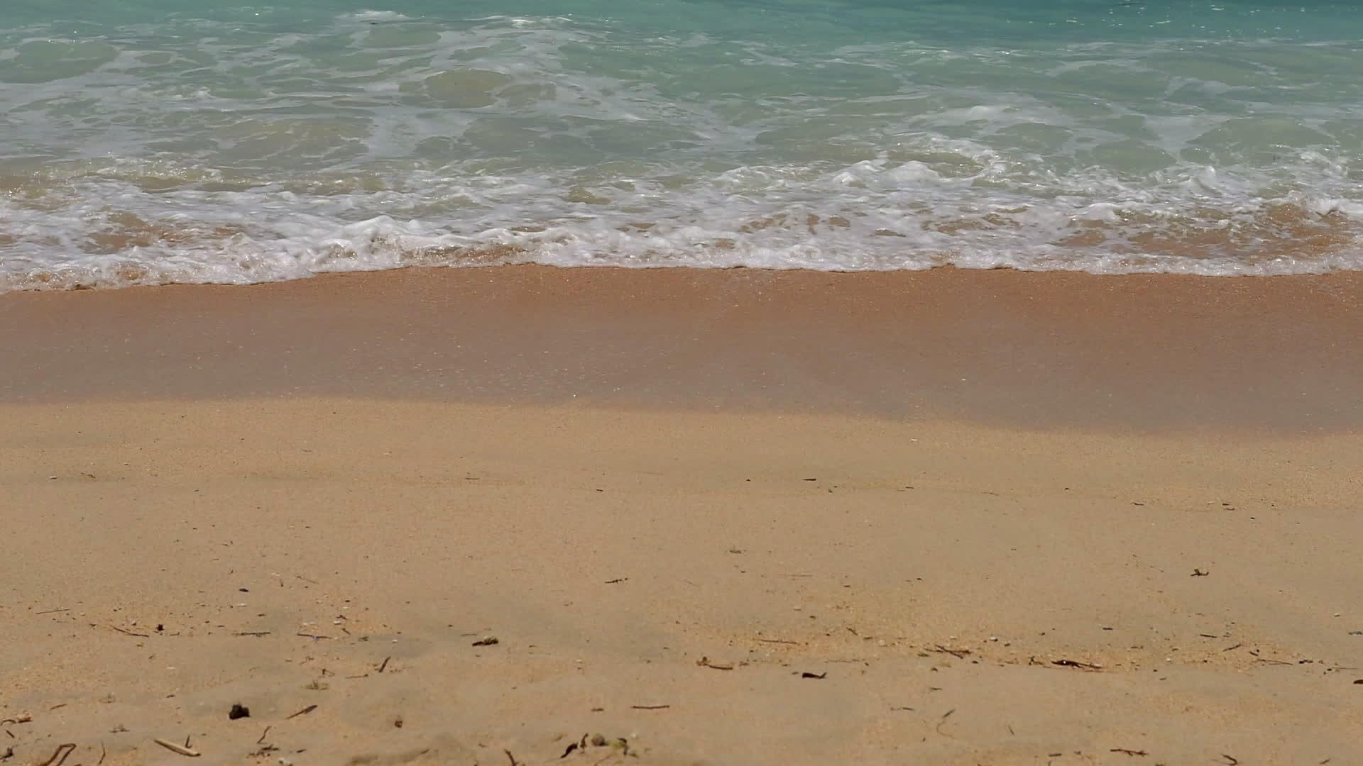 海浪在海滩海岸附近视频的预览图