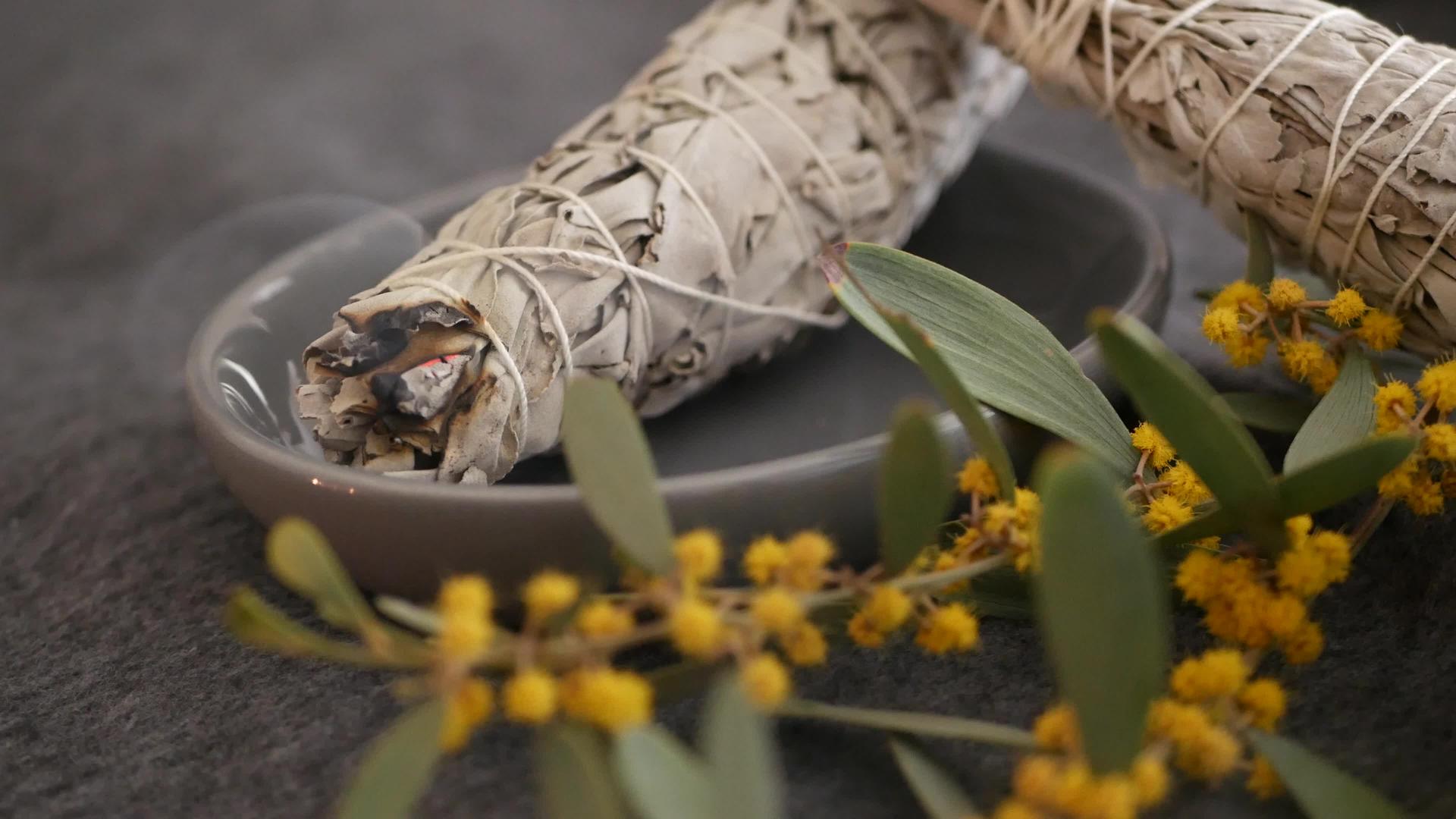 干白鼠尾草涂抹棒放松和芳香疗法视频的预览图