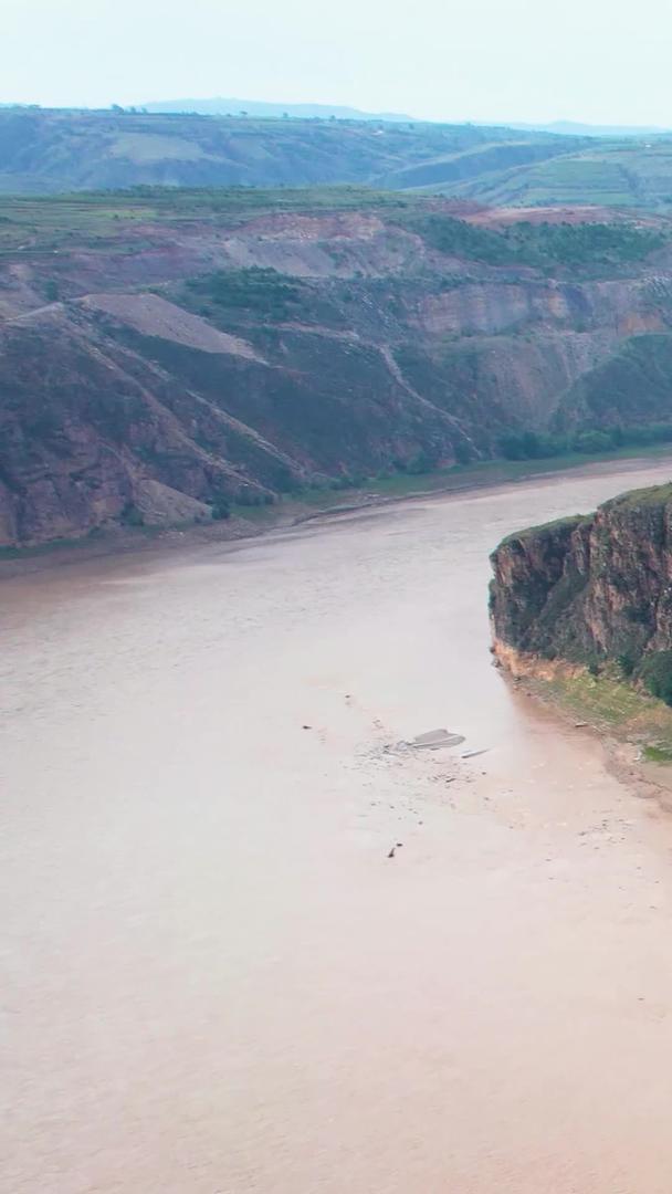 陕北黄土高坡上5k航拍黄河大峡谷及周边铁路及山脉视频的预览图