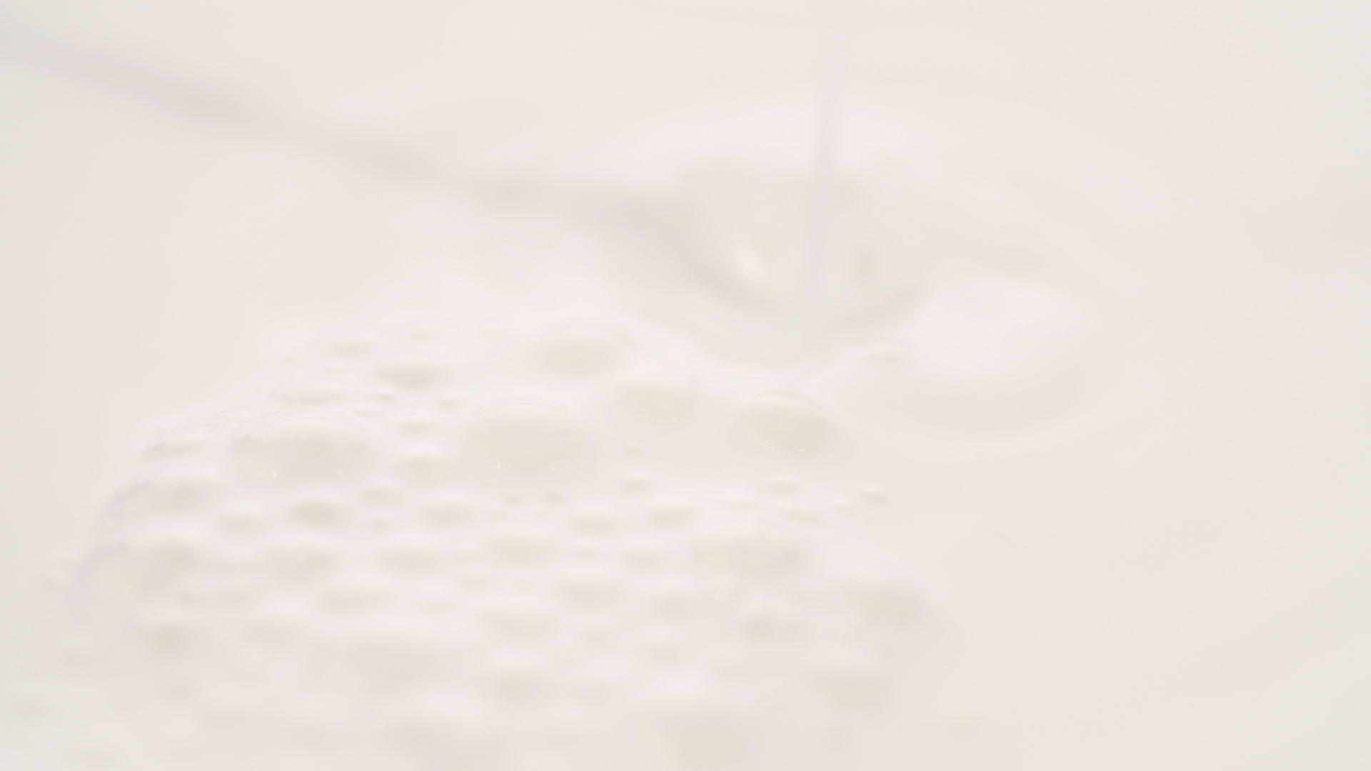 漂浮在滴滴流中的乳白色表面视频的预览图