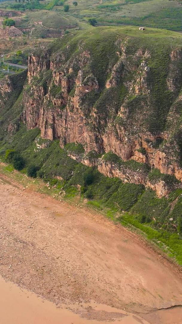 陕北黄土高坡上5k航拍黄河大峡谷及周边铁路及山脉视频的预览图