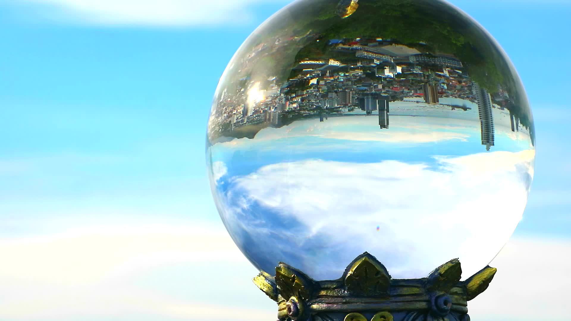 星云在天空中移动在球玻璃中闪烁视频的预览图