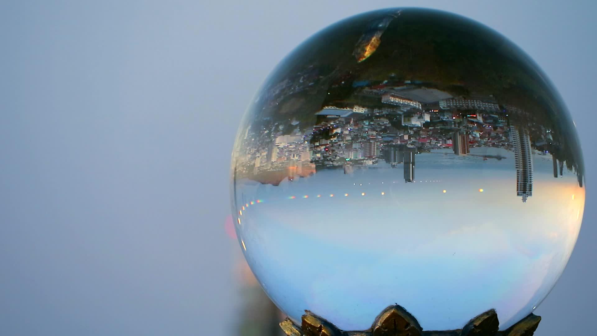 当太阳落山时城市倒塌了当时光的反射是水晶球视频的预览图