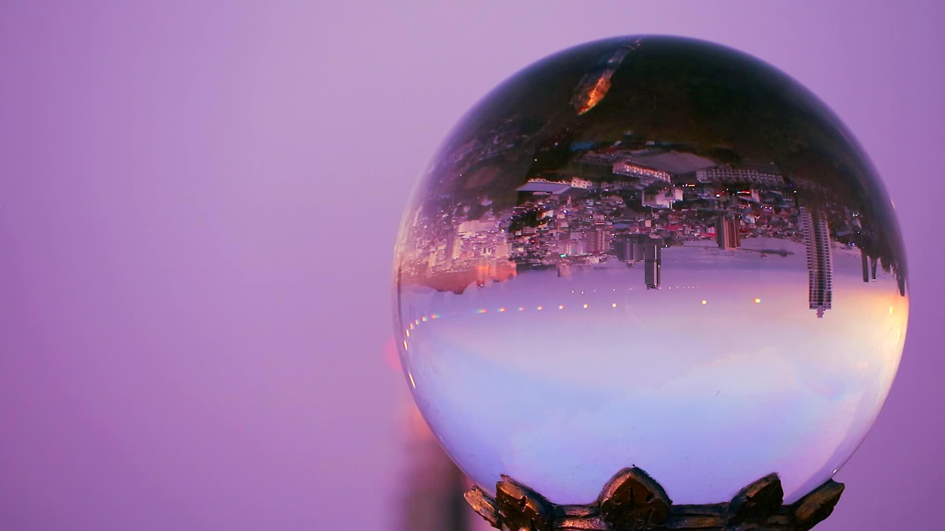 当光反射的晶体球中的日落使城市倒塌时城市倒塌视频的预览图