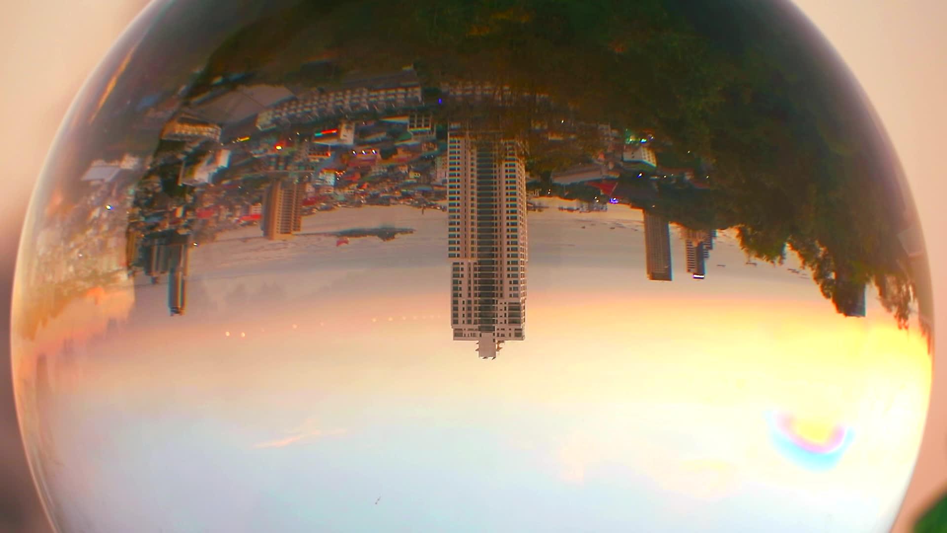 当水晶球里的日落来临时城市倒塌了视频的预览图