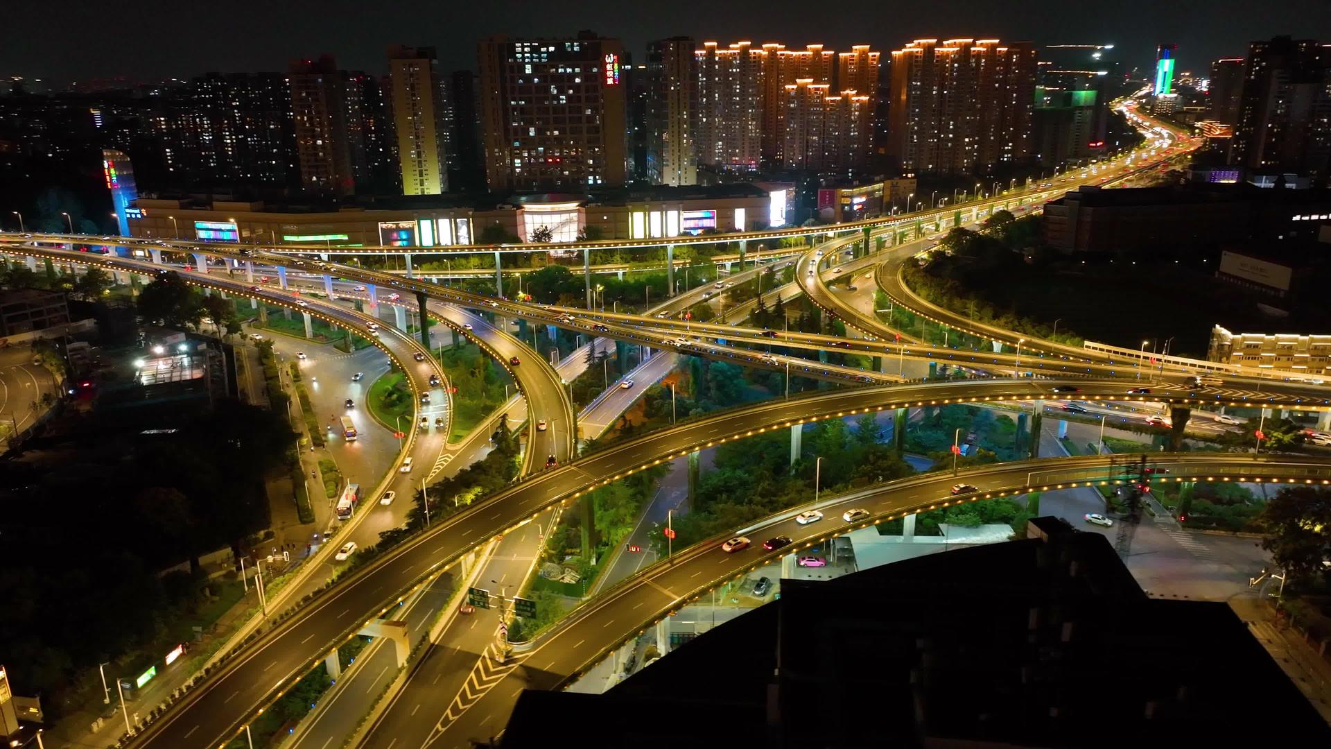 城市交通夜景4k航拍视频的预览图