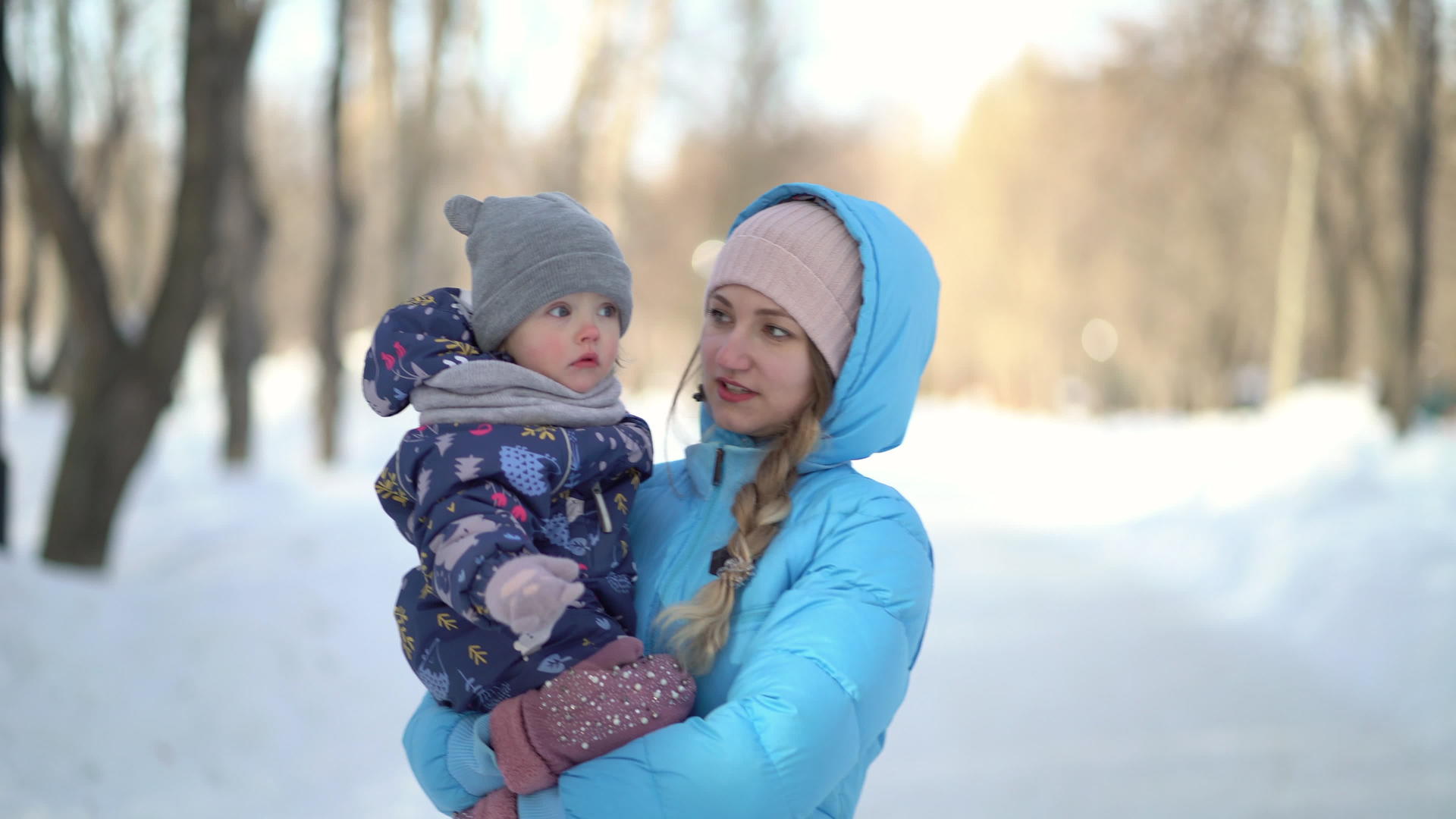 冬天母亲和女儿手牵手视频的预览图
