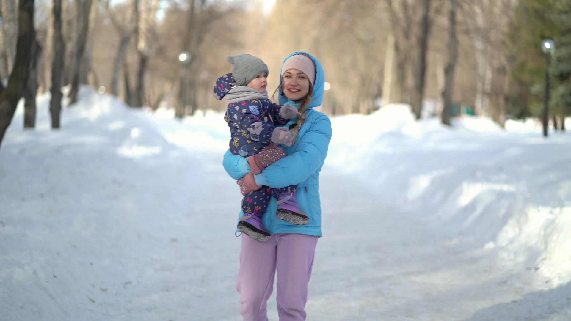 冬天母亲和女儿手牵手视频的预览图