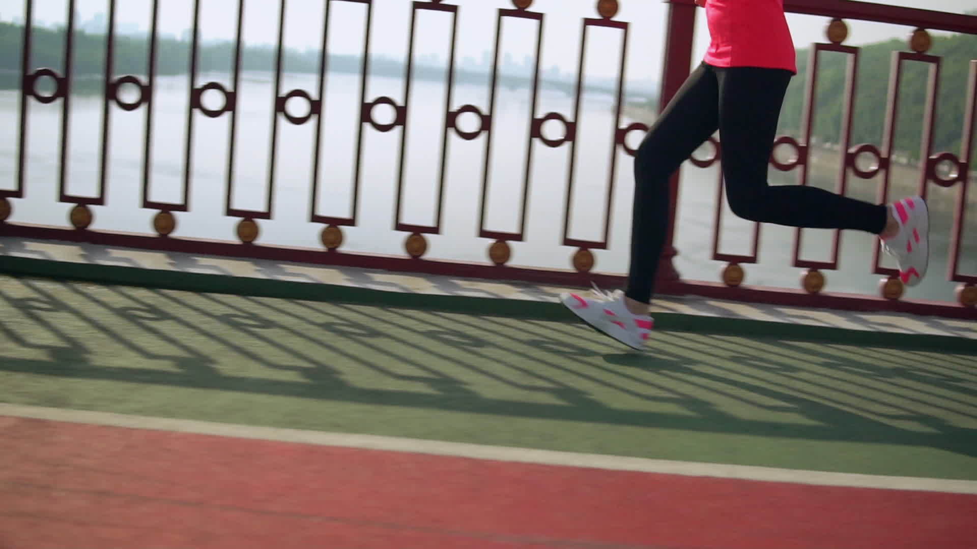 女性腿在早晨慢跑时的侧面视频的预览图