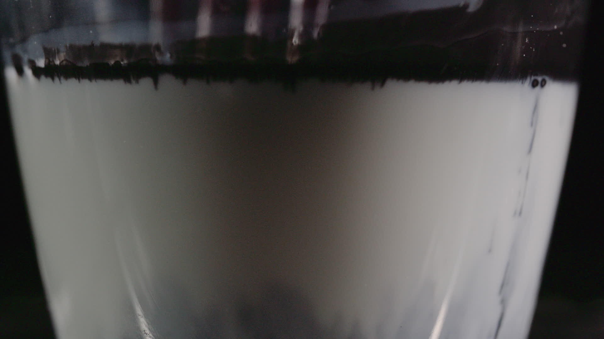 厚厚的黑色物质混合成白色液体视频的预览图