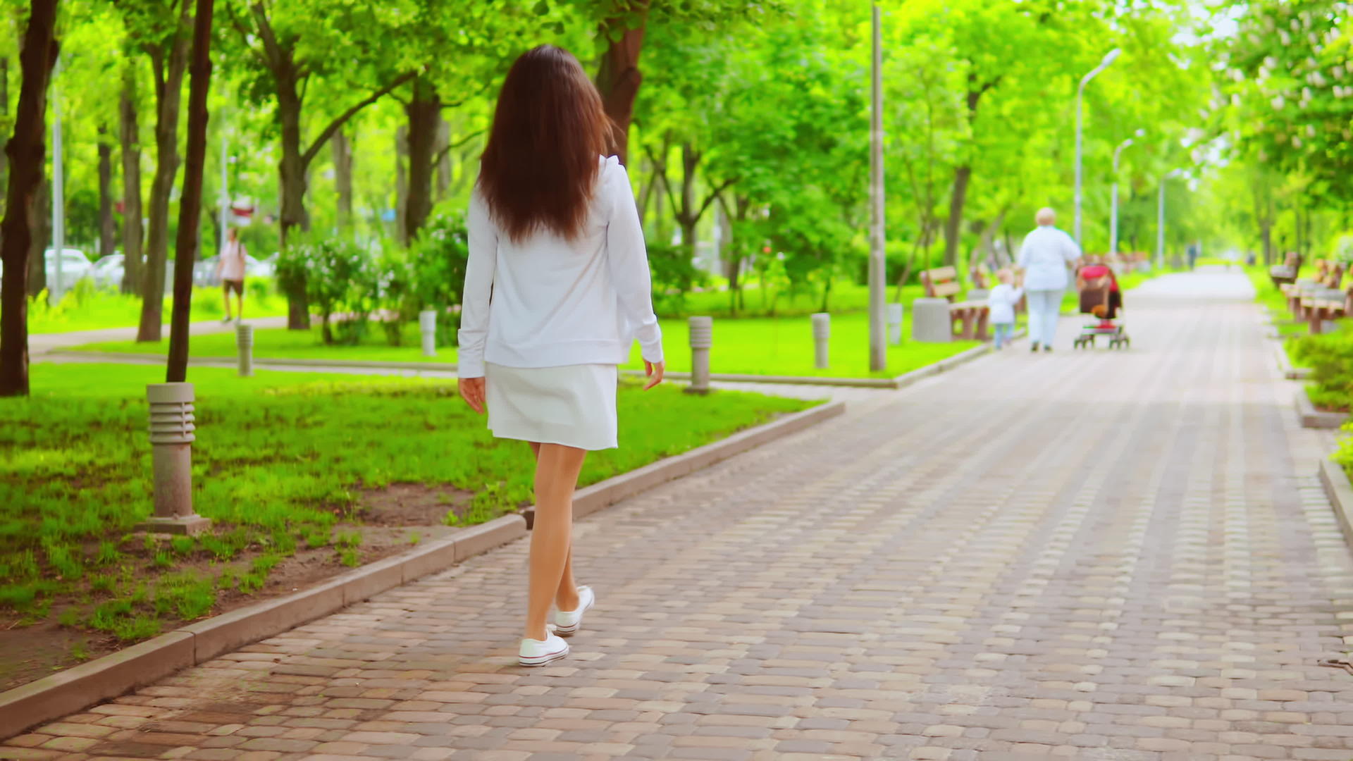 女孩在街上漫步视频的预览图