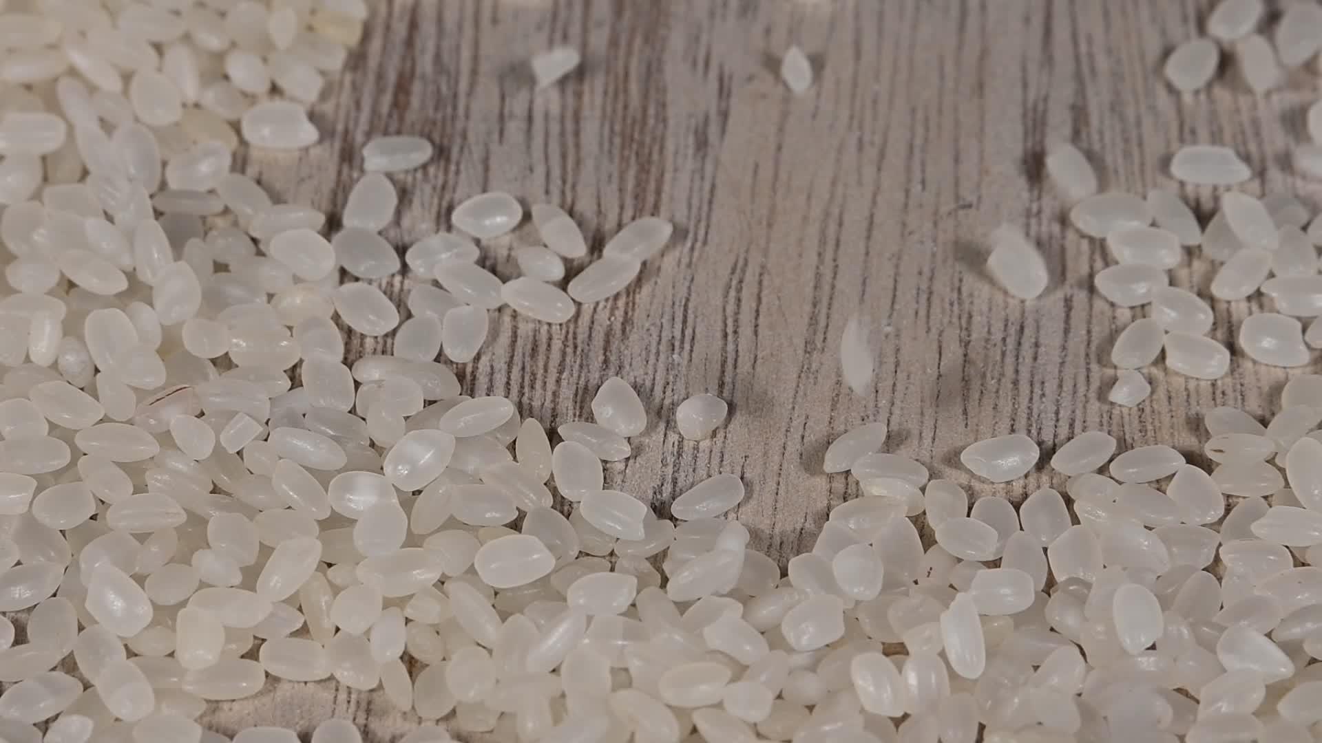 大米落在木桌上的木板上视频的预览图
