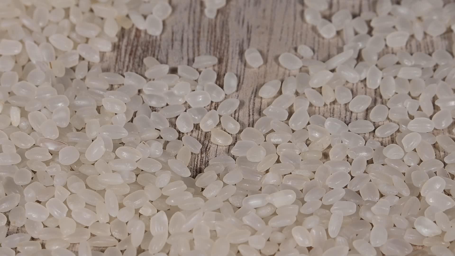日食寿司米饭倒在桌子上视频的预览图