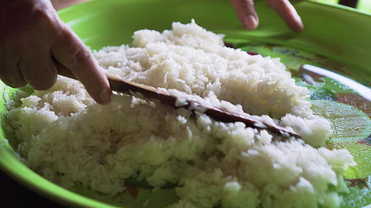 老太太把糯米和糖混合在一起做了泰国芒果糯米视频的预览图