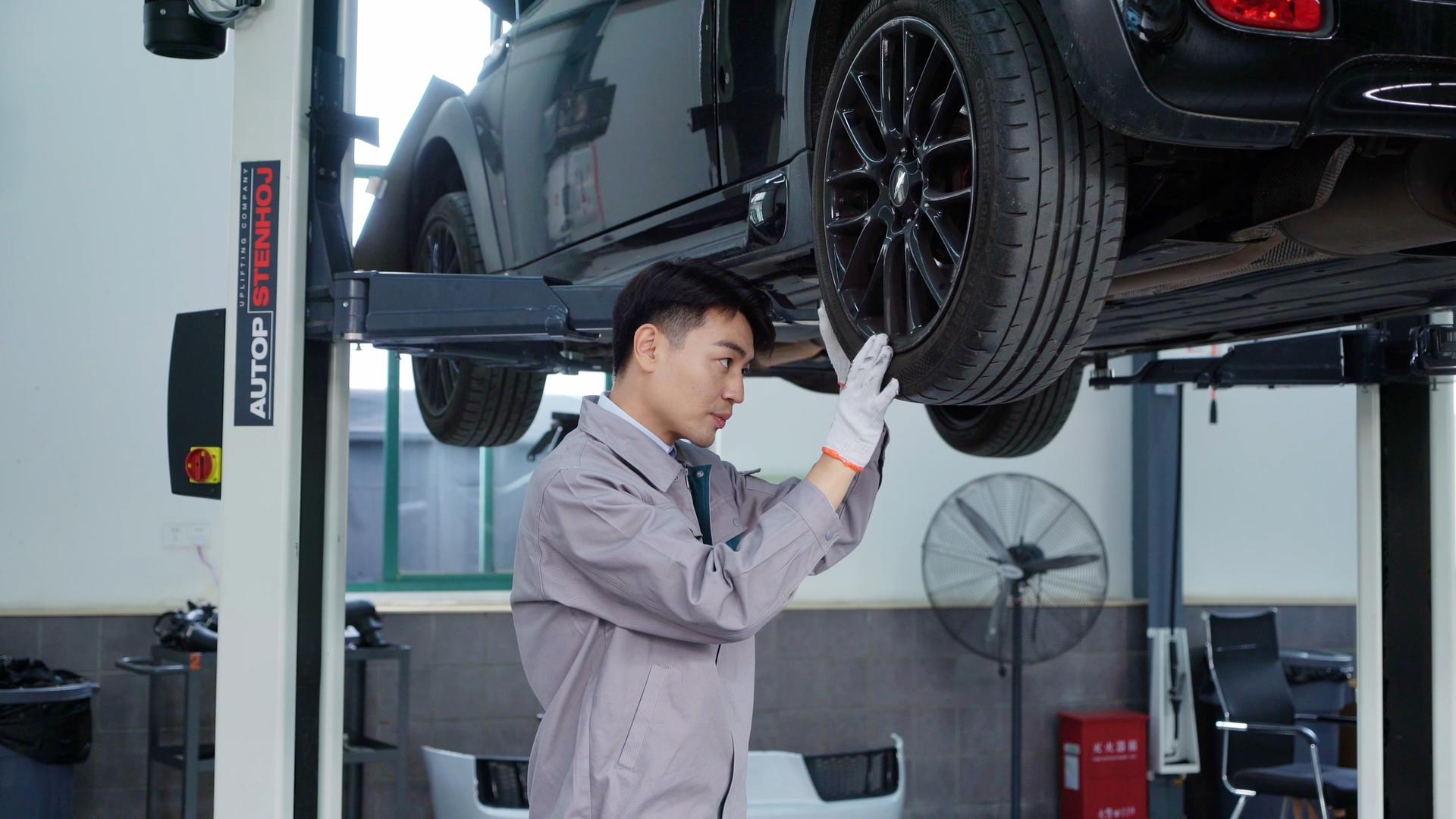 汽修技术人员检查汽车轮胎视频的预览图