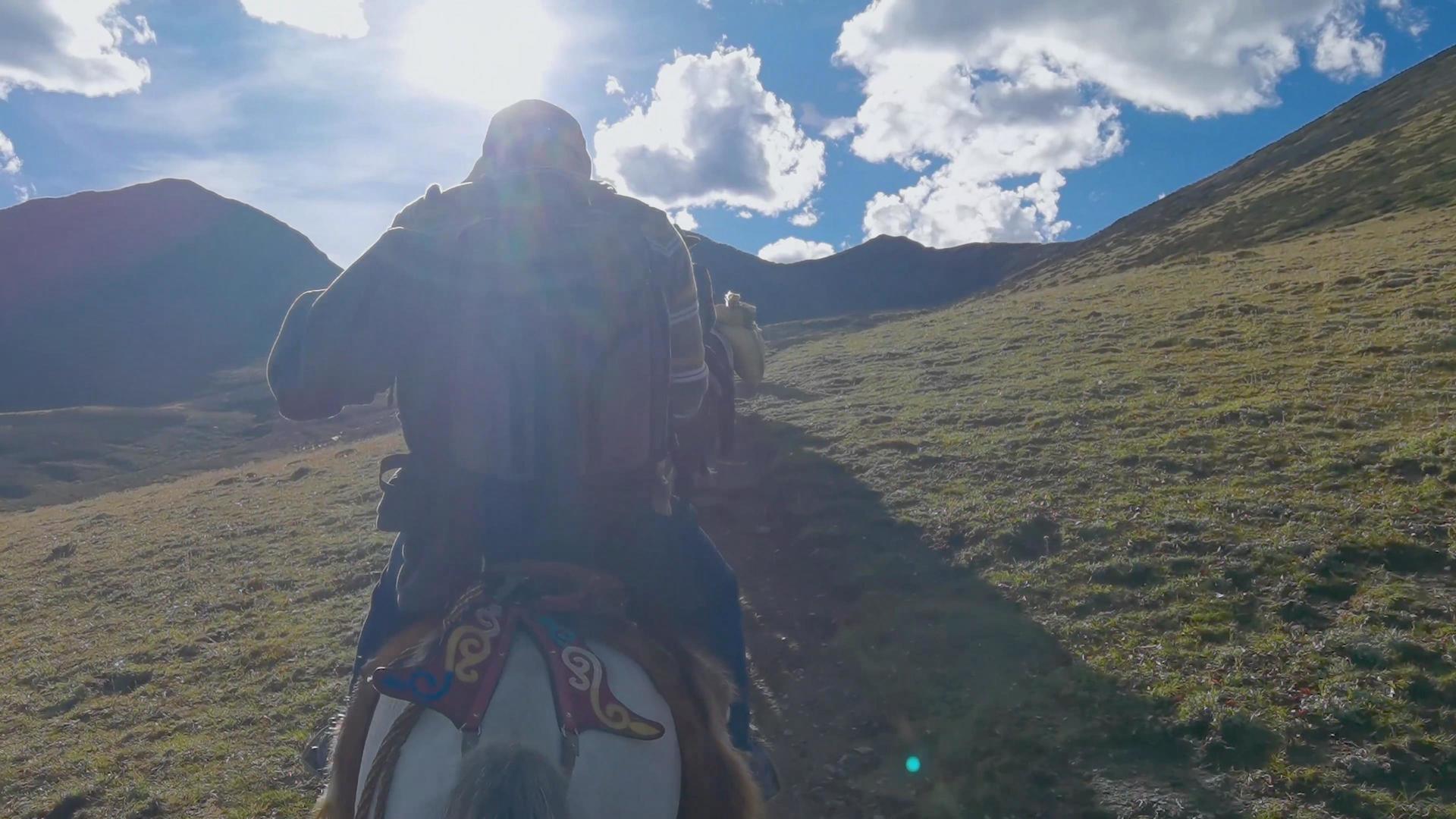 顶着烈日骑马登山的马队第一视角拍摄视频的预览图