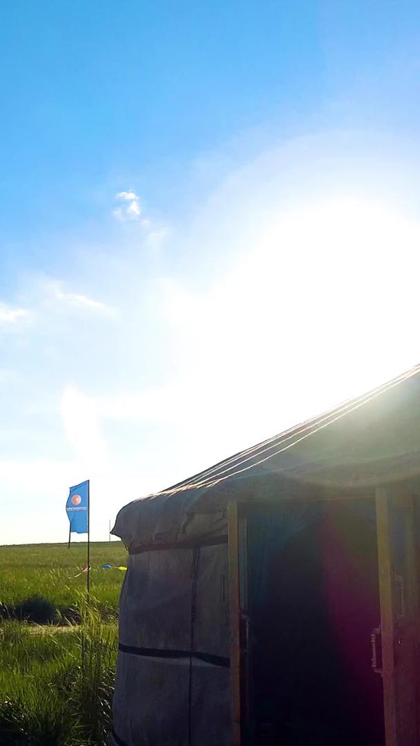 实拍蓝天白云下散落在绿色草原上的蒙古包群群视频的预览图
