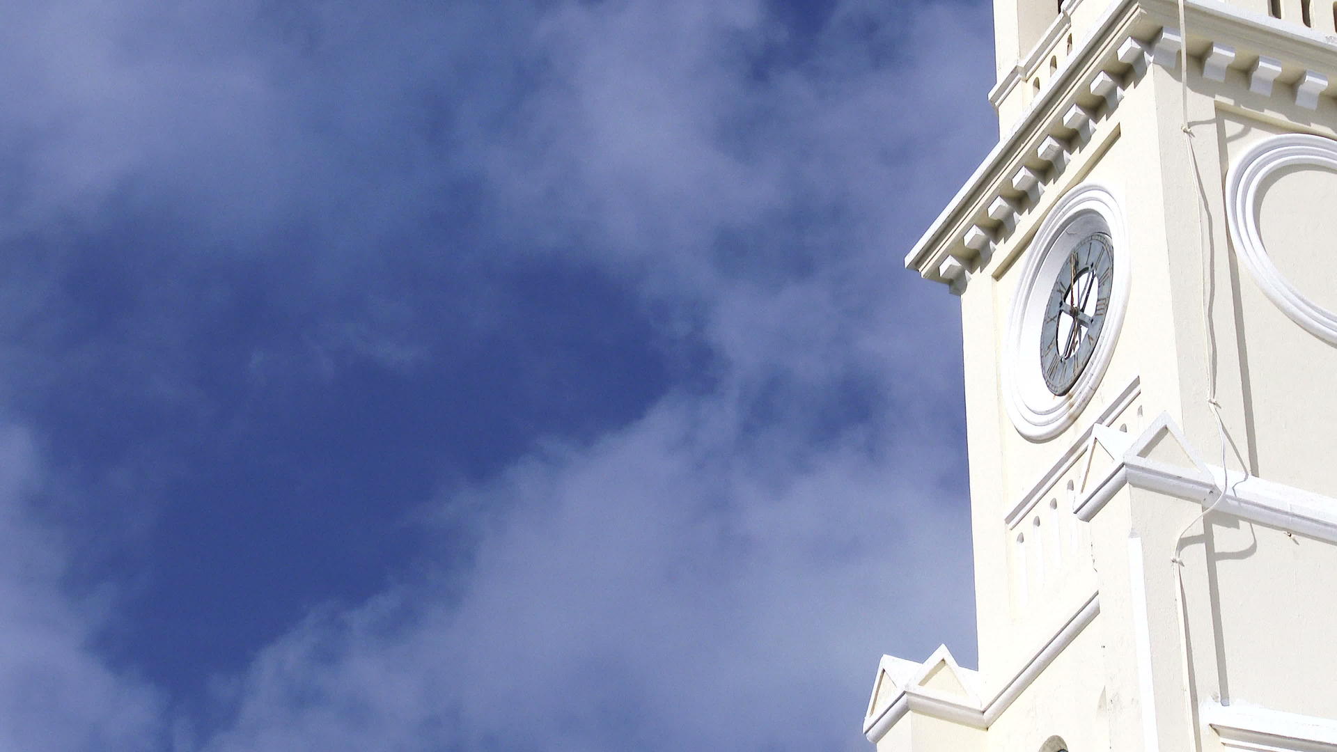 护堤区的一座教堂尖塔视频的预览图