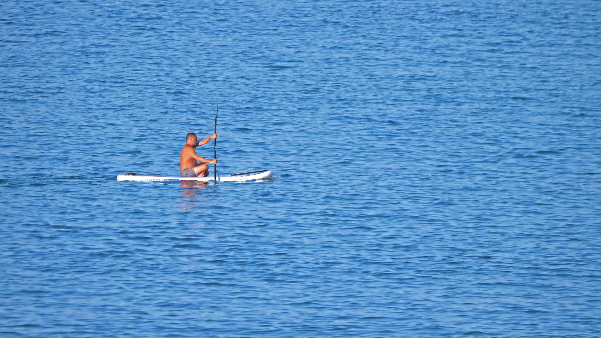 一名男子在卡利比亚蓝海的皮艇上k视频的预览图