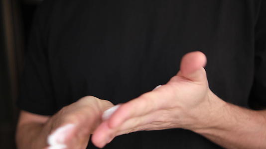 手上涂抹保湿霜的手部护理皮肤护理家居美容视频的预览图